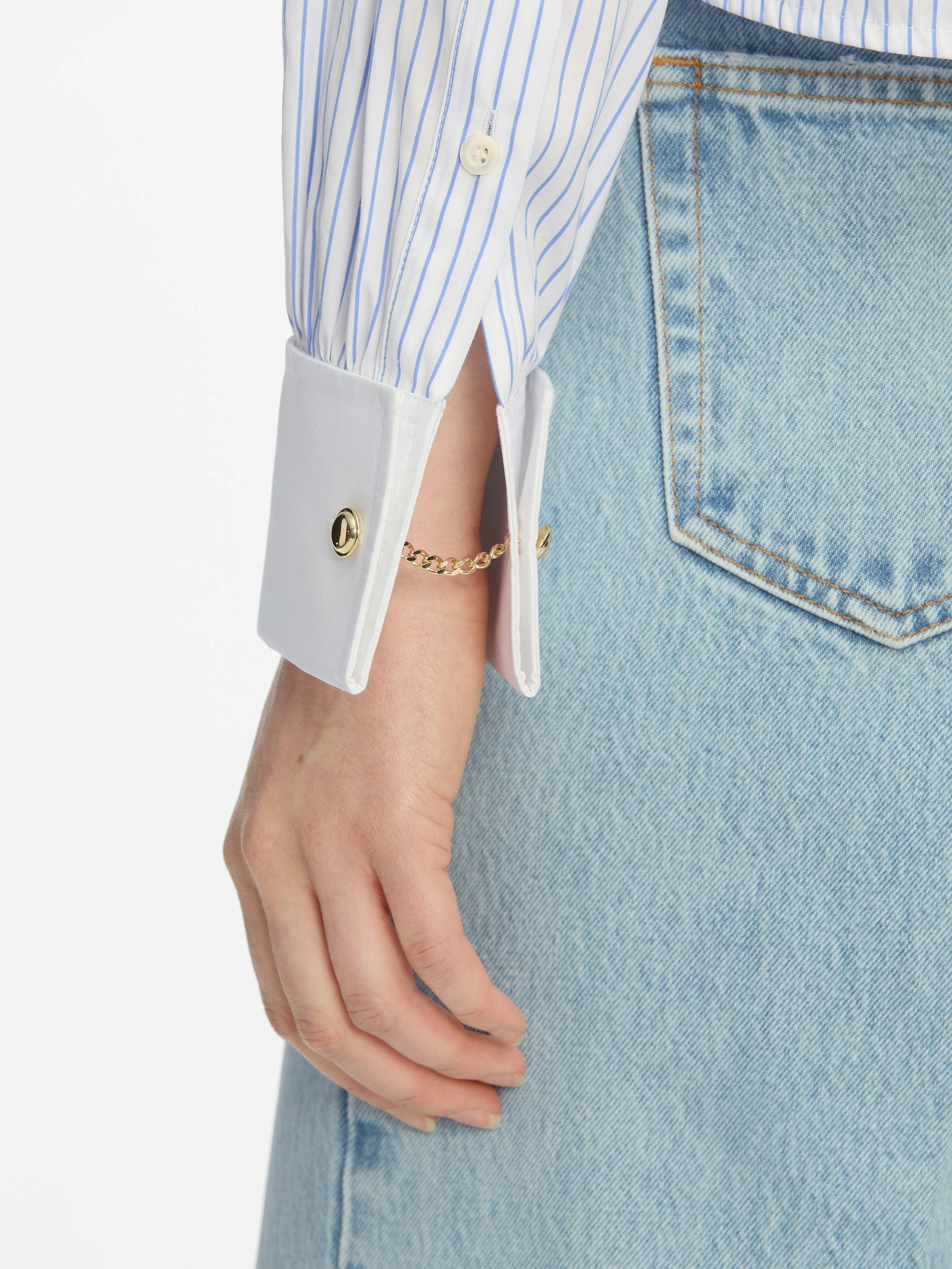 Enmarca la camisa de Charles