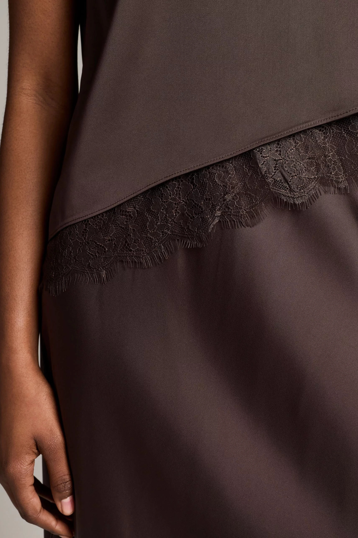 Vince Asymmetric Hem Shell With Lace - Iron