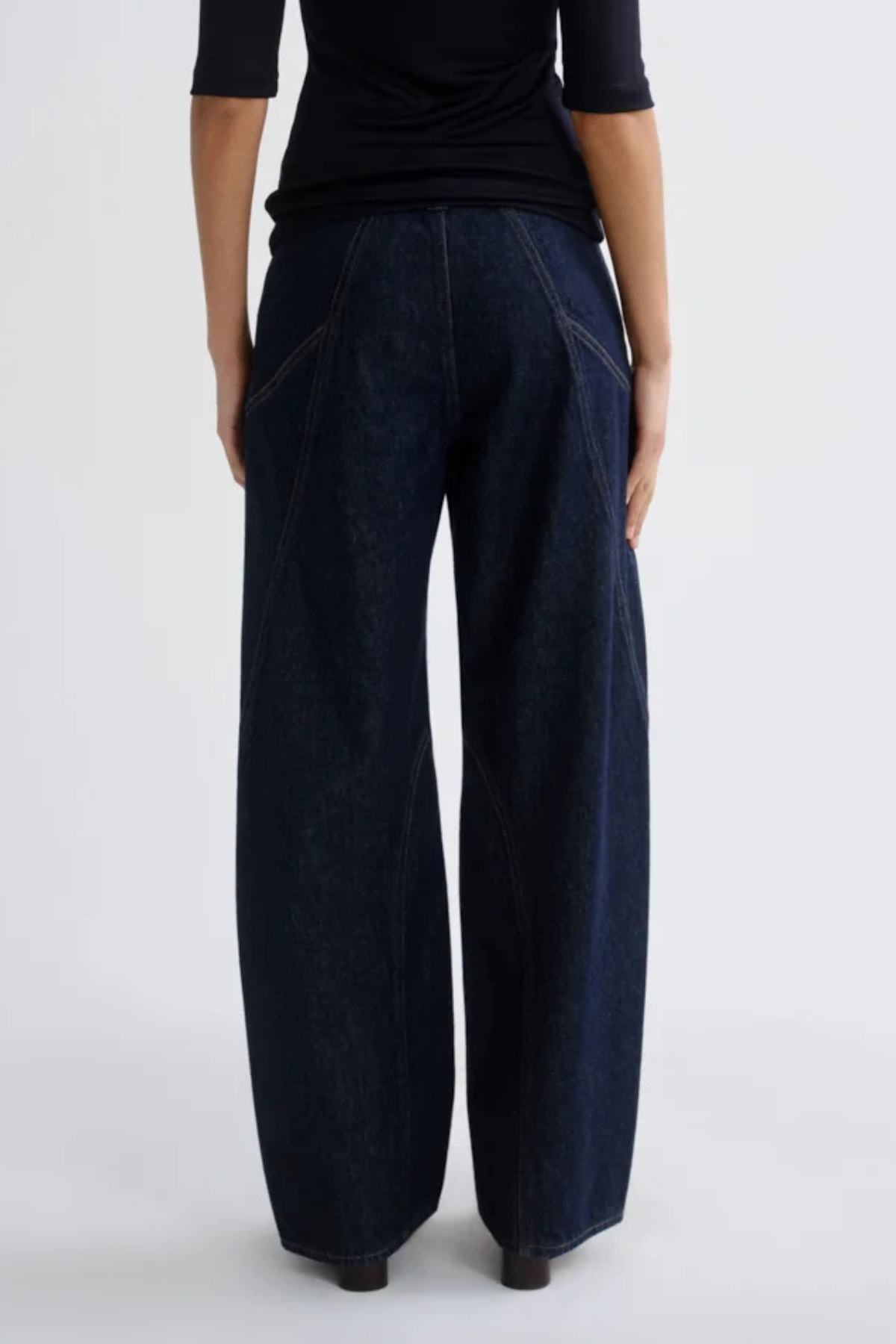 AGOLDE Reena Jeans in Rinse, featuring deep indigo regenerative cotton denim, curved seam detailing and a relaxed straight-leg silhouette.