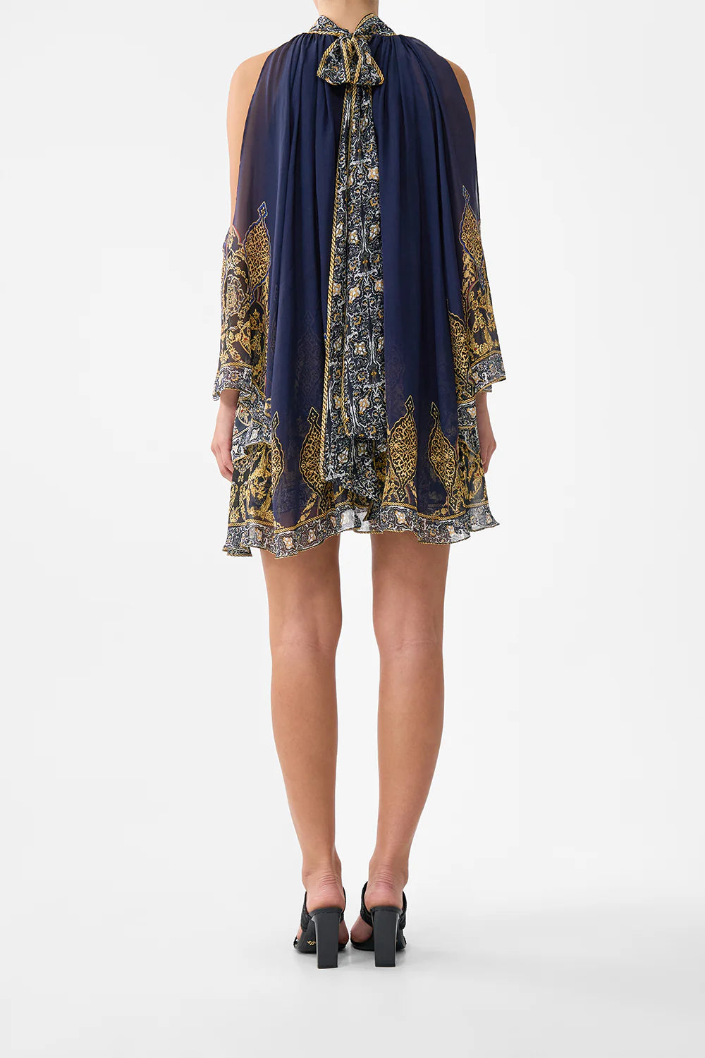 Vestido corto con hombros descubiertos de Camilla