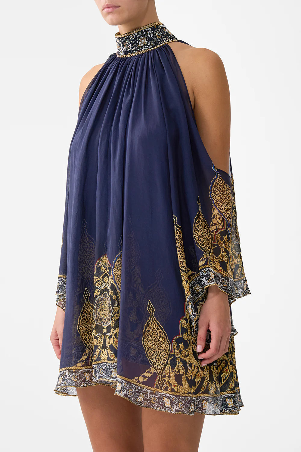 Vestido corto con hombros descubiertos de Camilla