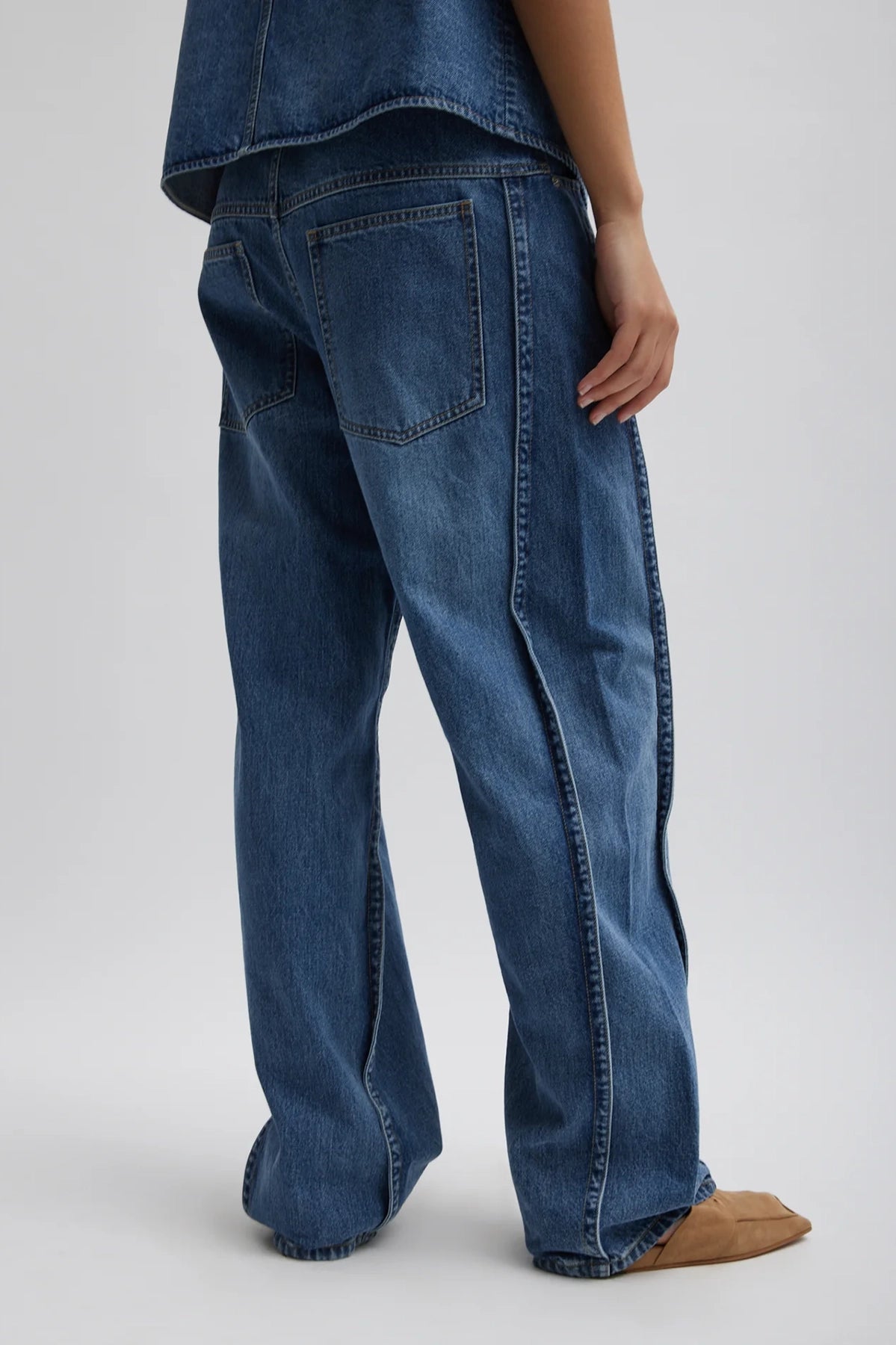 Tibi Spring Denim Tuck Jean de largo regular