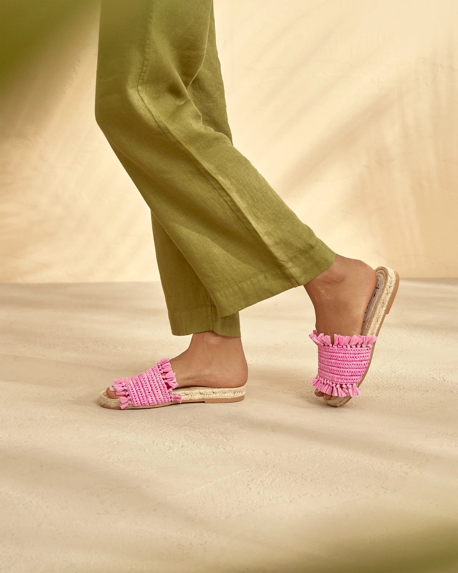 Manebi Sandales à brides en raphia