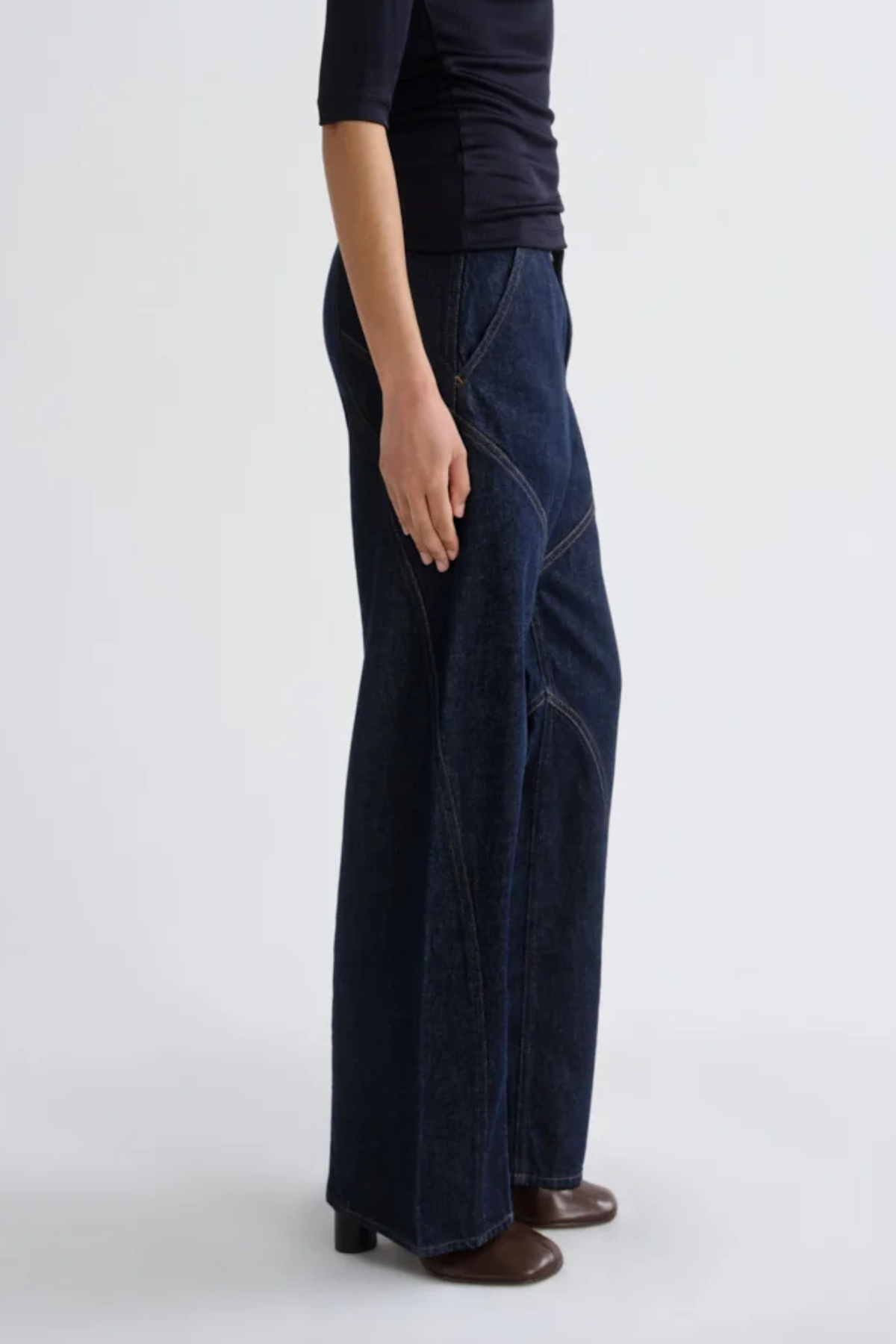 AGOLDE Reena Jeans in Rinse, featuring deep indigo regenerative cotton denim, curved seam detailing and a relaxed straight-leg silhouette.