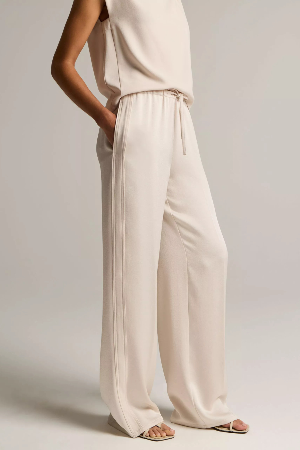 Vince Mid Waist Shine Crepe Pull On Pant - Blush Cloud