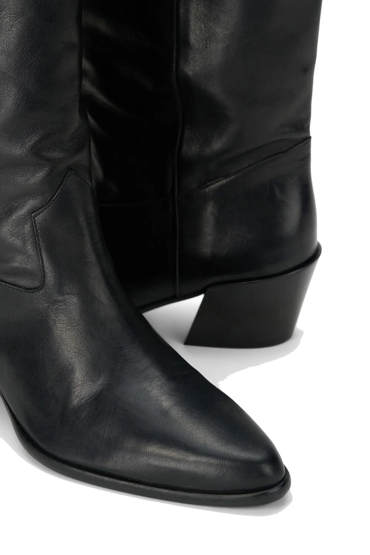 STAUD Monty Boot in Black leather with pointed toe and Western-inspired curved shaft