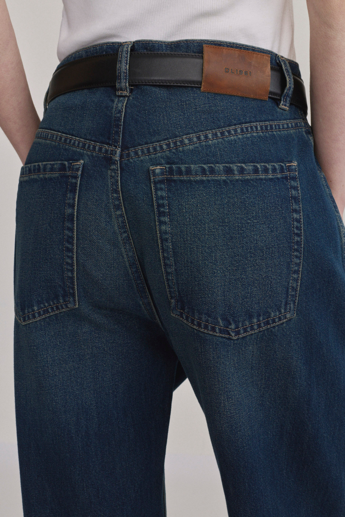 DL1961 Taylor Relaxed Barrel Ultra High Rise 31" Jeans - Kensington