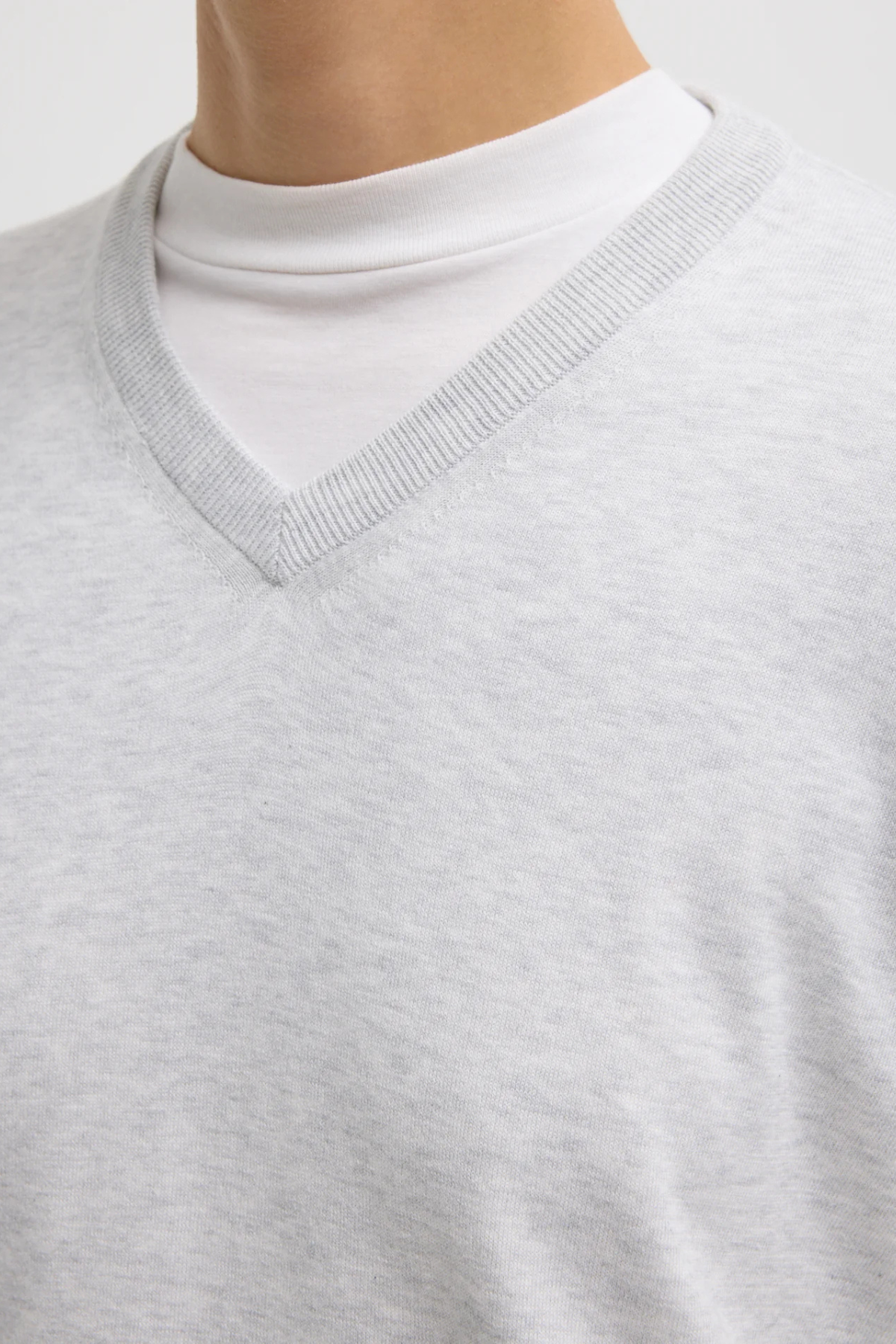 Tibi Super Fine Gauge Perfect V Neck Men's Pullover - Light Heather Grey