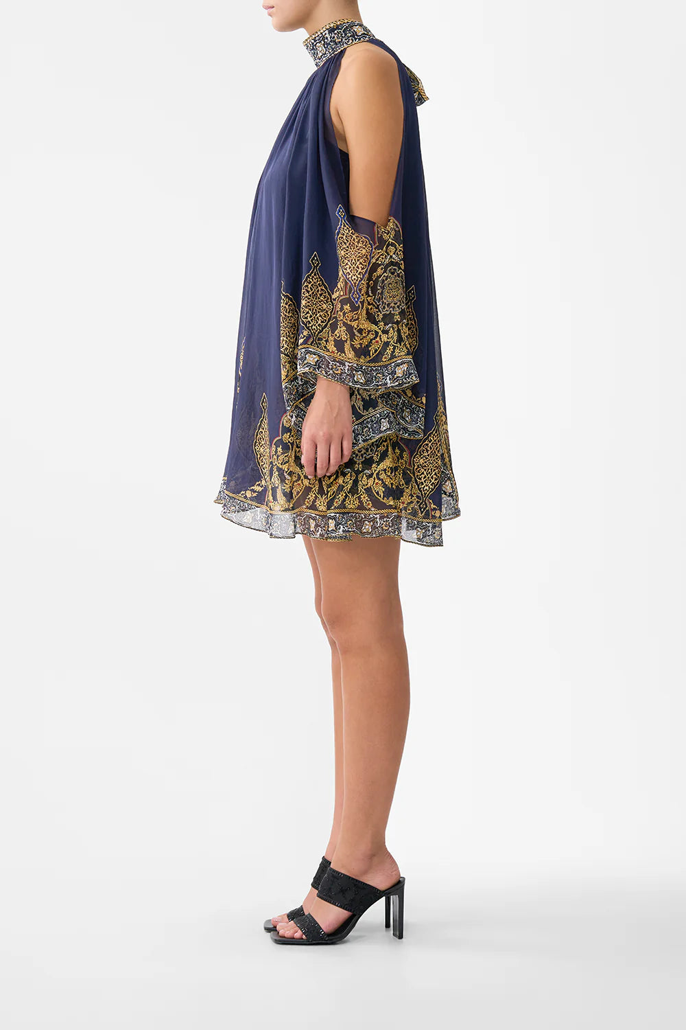 Vestido corto con hombros descubiertos de Camilla