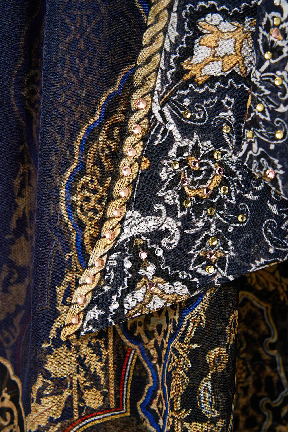 Vestido corto con hombros descubiertos de Camilla