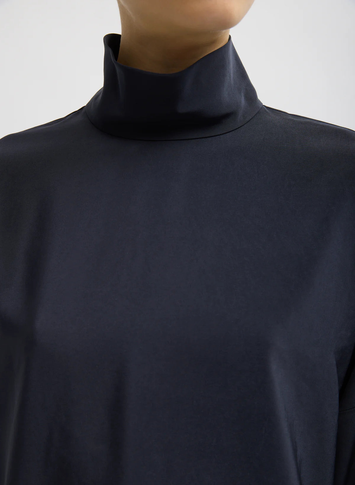 Top de traje relajado con cuello de embudo y mangas dolman de Tibi