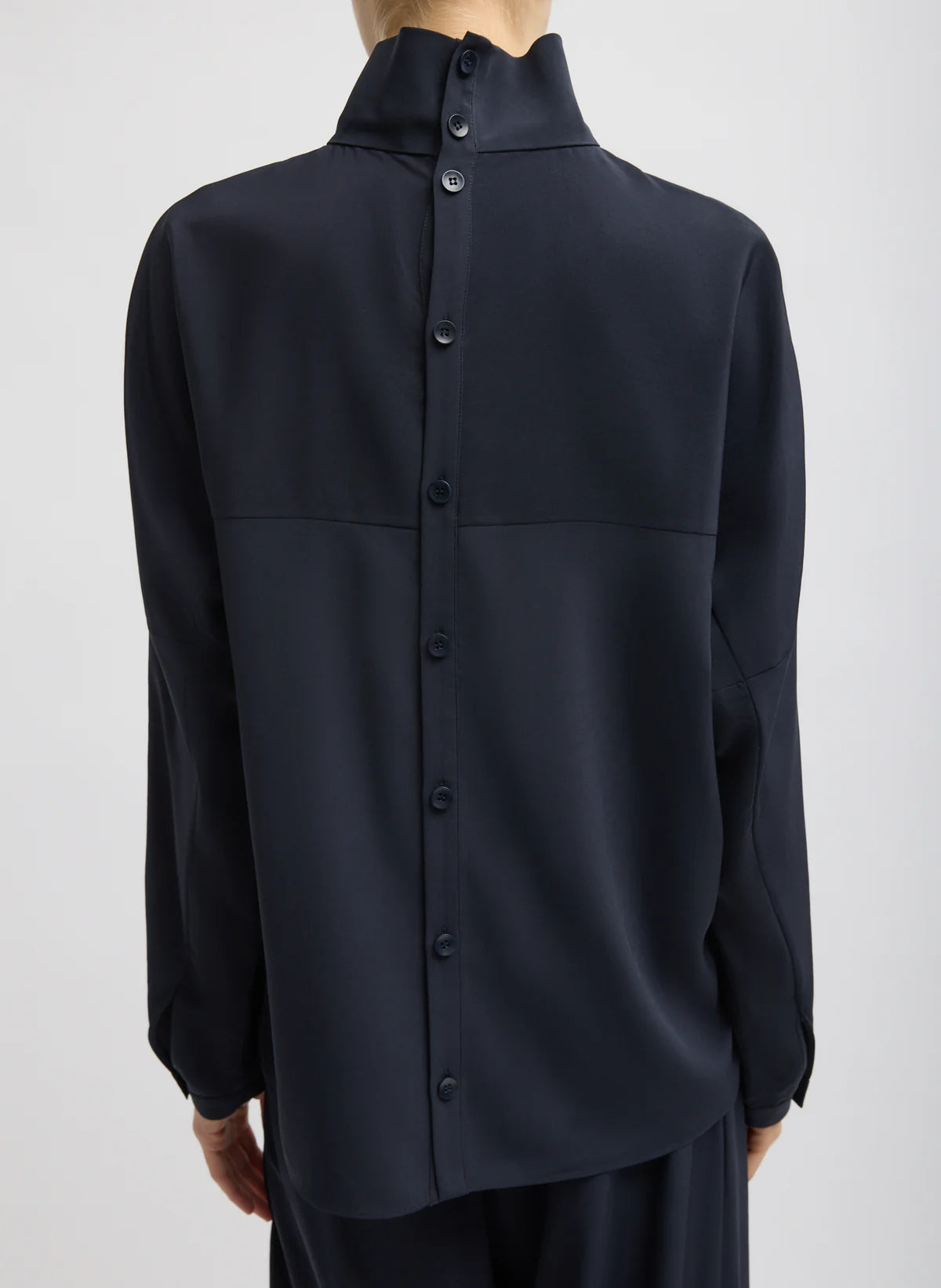 Top de traje relajado con cuello de embudo y mangas dolman de Tibi