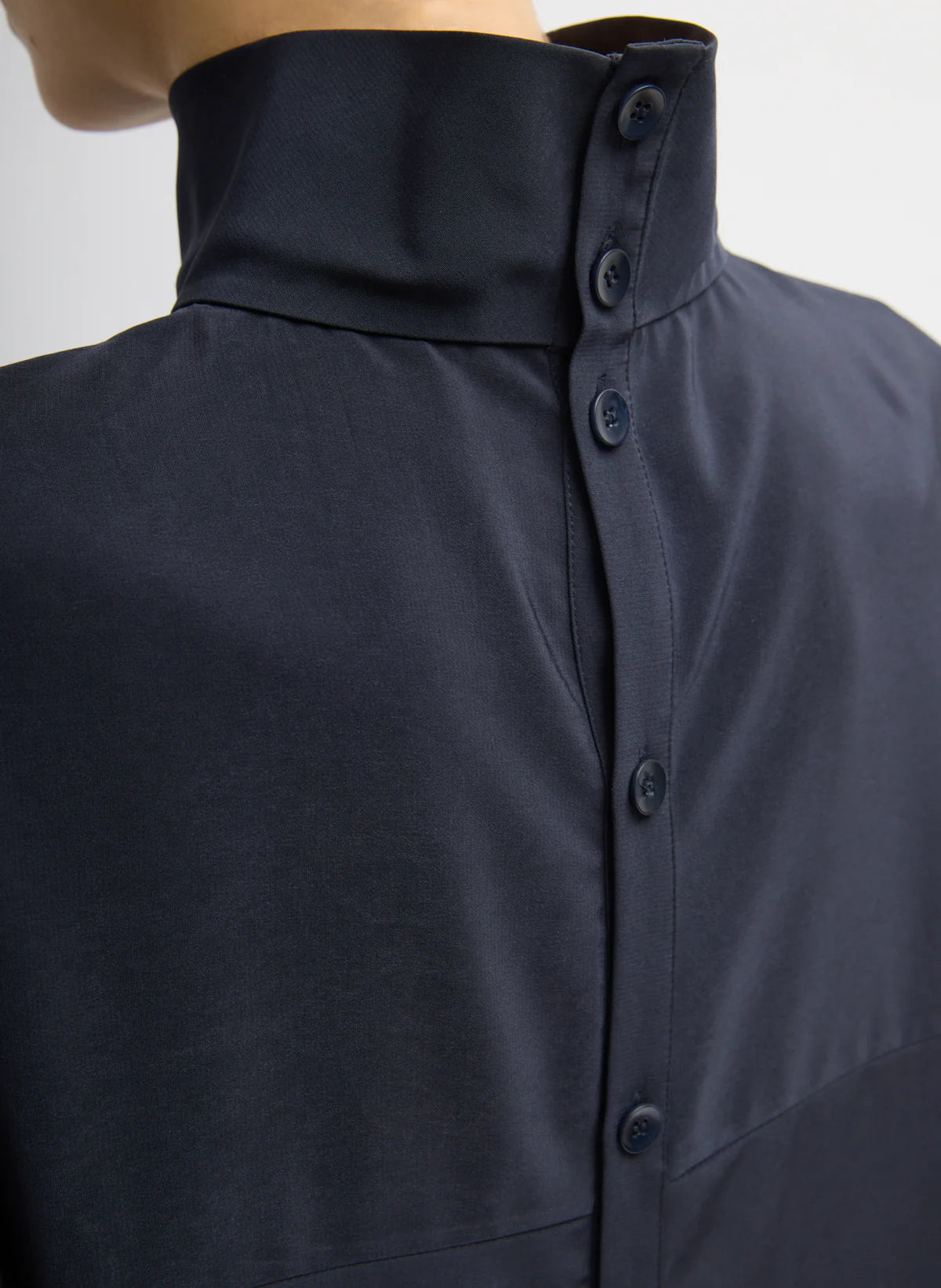 Top de traje relajado con cuello de embudo y mangas dolman de Tibi